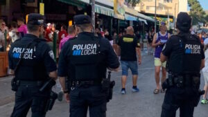 Polic&iacute;a Local observando un incidente en Playa de Palma