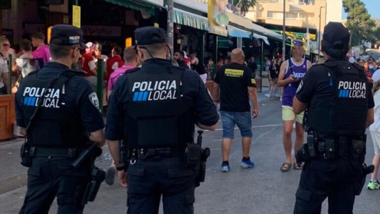 Policía Local observando un incidente en Playa de Palma