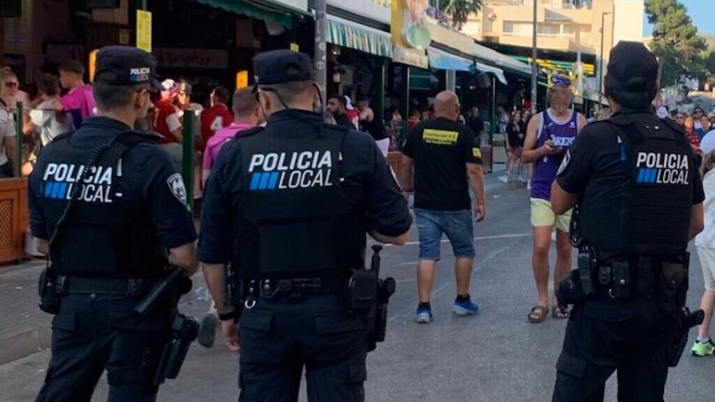 Polic&iacute;a Local observando un incidente en Playa de Palma