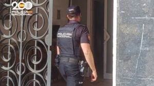 Agente de la Polic&iacute;a Nacional en la entrada de una vivienda durante una intervenci&oacute;n