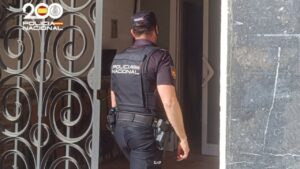 Agente de la Polic&iacute;a Nacional en la entrada de una vivienda durante una intervenci&oacute;n