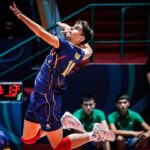 Diego Kunda saltando para realizar un remate en un partido de voleibol