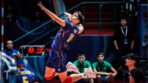 Diego Kunda saltando para realizar un remate en un partido de voleibol