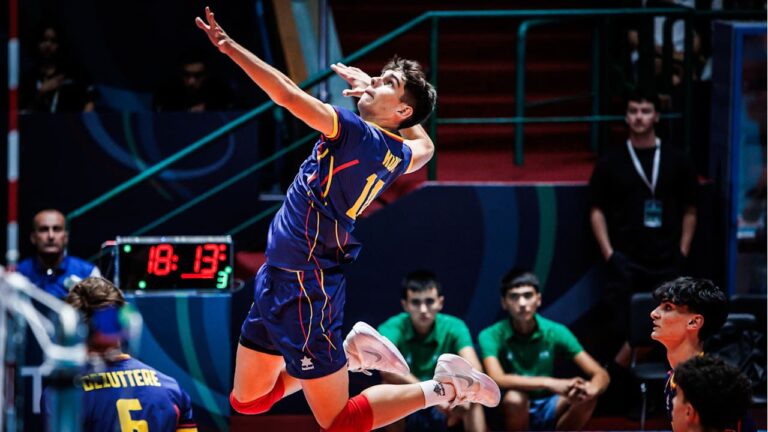 Diego Kunda saltando para realizar un remate en un partido de voleibol