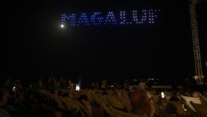 Espect&aacute;culo de drones formando la palabra Magaluf en el cielo nocturno