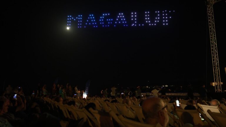 Espect&aacute;culo de drones formando la palabra Magaluf en el cielo nocturno