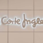 Logotipo de El Corte Inglés iluminado en una pared moderna