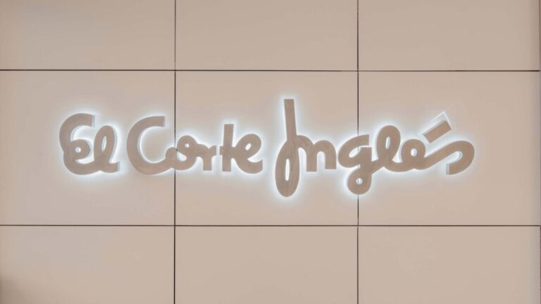 Logotipo de El Corte Inglés iluminado en una pared moderna