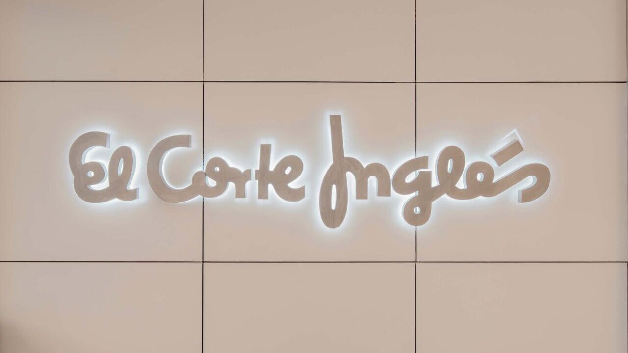 Logotipo de El Corte Ingl&eacute;s iluminado en una pared moderna