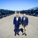 Representantes de la EMT junto a nuevos autobuses eléctricos en Palma.