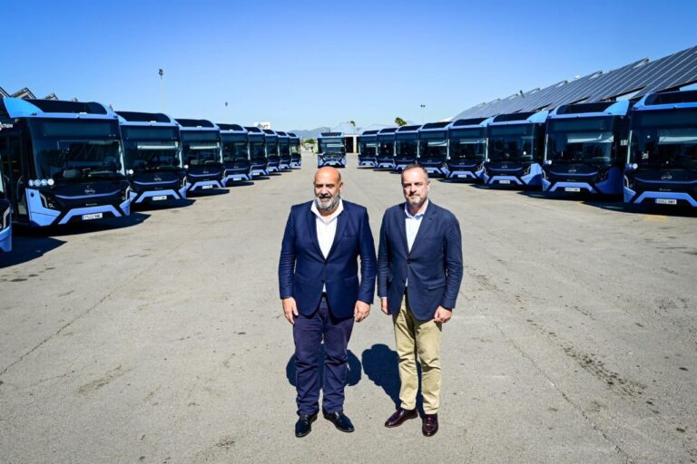 Representantes de la EMT junto a nuevos autobuses eléctricos en Palma.