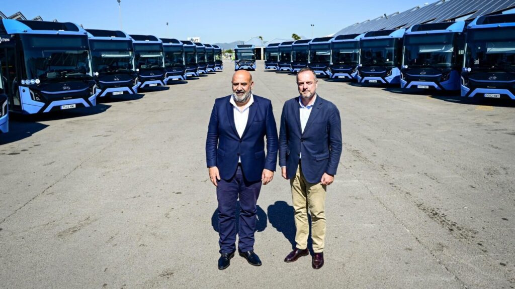 Representantes de la EMT junto a nuevos autobuses el&eacute;ctricos en Palma.
