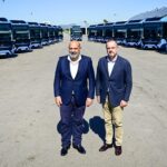 Representantes de la EMT junto a nuevos autobuses eléctricos en Palma.