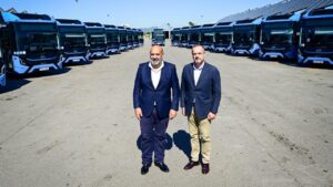 Representantes de la EMT junto a nuevos autobuses el&eacute;ctricos en Palma.