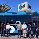 Ocho nuevos conductores de autobús junto a un vehículo de la EMT en Palma