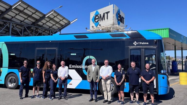 Ocho nuevos conductores de autobús junto a un vehículo de la EMT en Palma