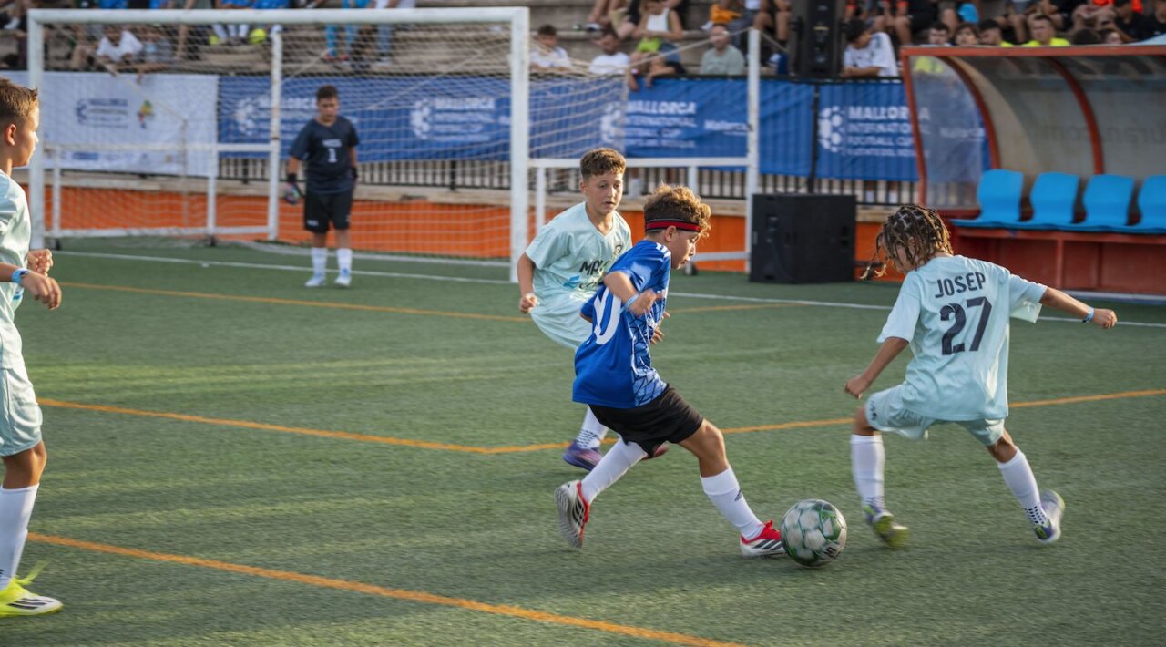Ni&ntilde;os jugando al f&uacute;tbol durante la entrega de premios del torneo
