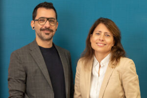 Dos profesionales de ITCM Solutions posando para una foto