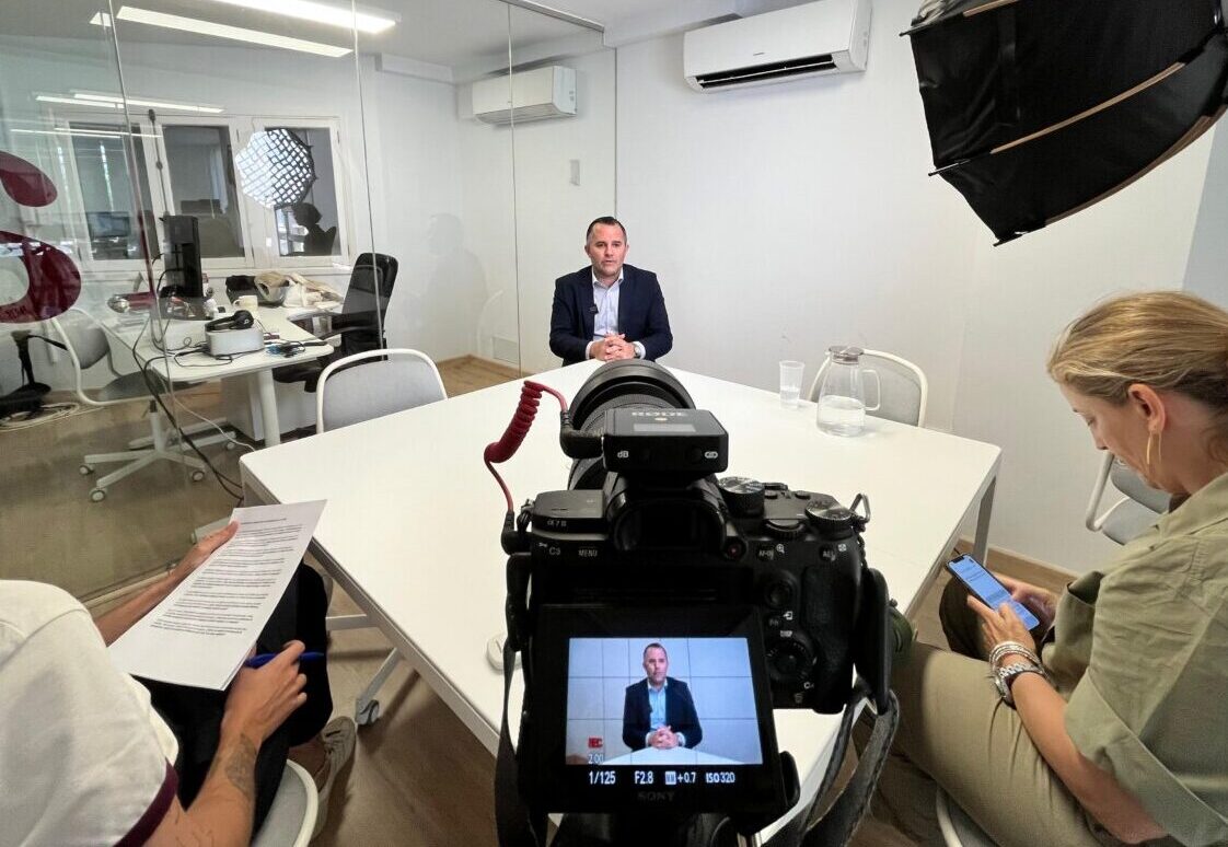 Javier Vich durante una entrevista sobre el turismo en Mallorca