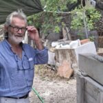 Joan Costa en su taller rodeado de materiales de escultura
