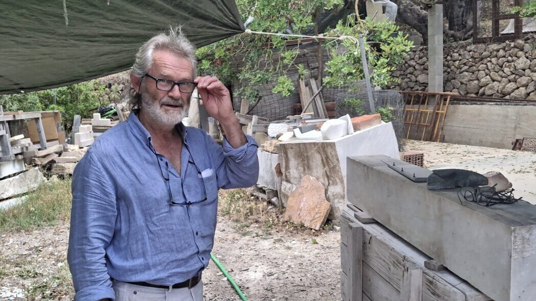 Joan Costa en su taller rodeado de materiales de escultura