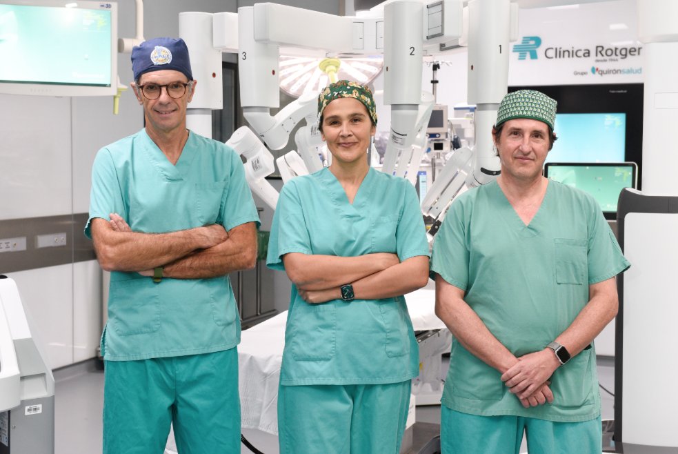 Equipo de cirugía robótica en Clínica Rotger con tres médicos en quirófano