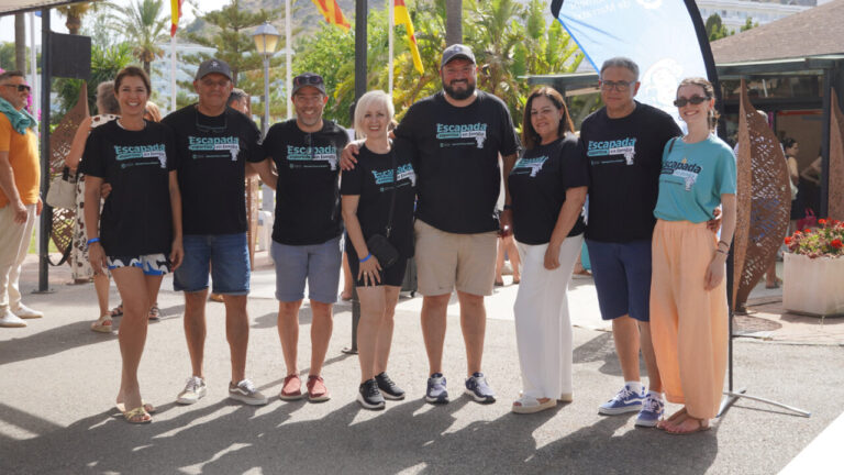 Grupo de personas participando en escapadas deportivas familiares en Marratx&iacute;