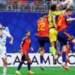 Jugadores de España y Cabo Verde en un partido de fútbol