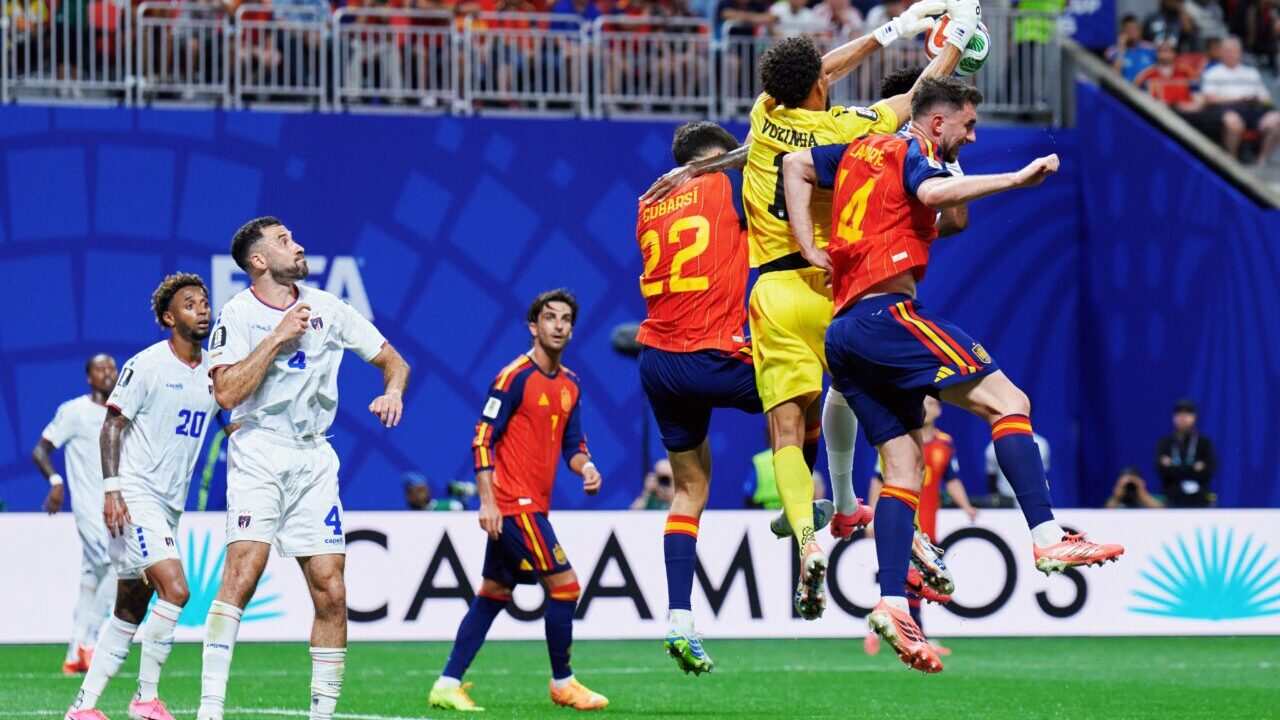 Jugadores de Espa&ntilde;a y Cabo Verde en un partido de f&uacute;tbol