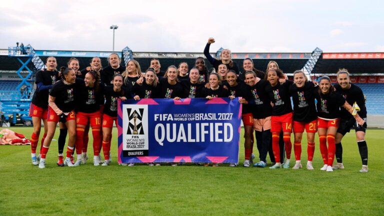 Jugadoras de la selección española celebrando su clasificación al Mundial 2027 en Islandia