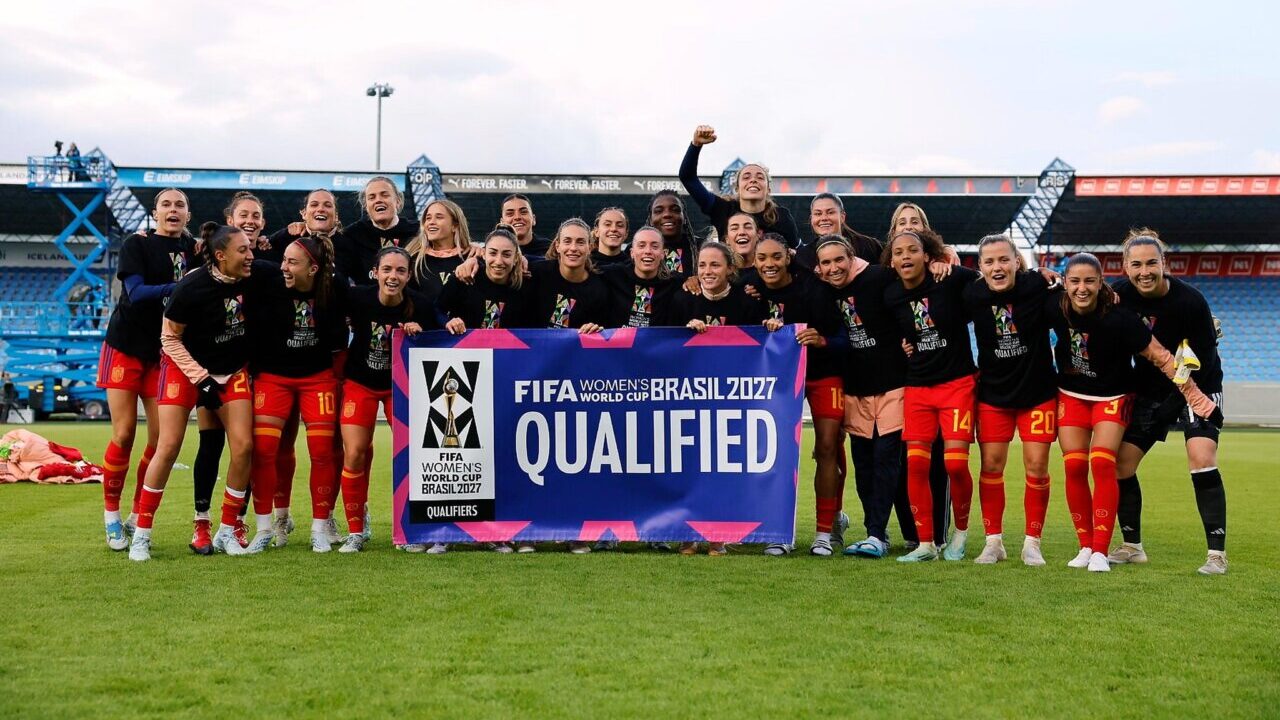 Jugadoras de la selecci&oacute;n espa&ntilde;ola celebrando su clasificaci&oacute;n al Mundial 2027 en Islandia
