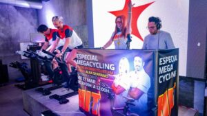 Evento de megacycling en Eracers con locutores y DJ en vivo