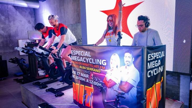 Evento de megacycling en Eracers con locutores y DJ en vivo