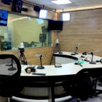 Estudio de IB3 Radio con micr&oacute;fonos y pantallas en un ambiente moderno