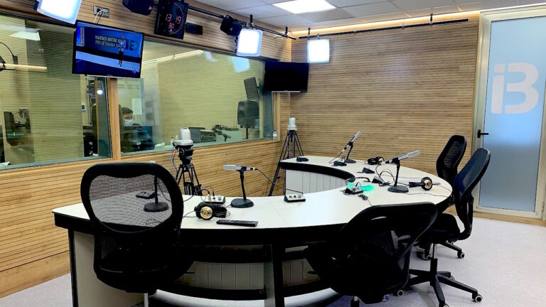 Estudio de IB3 Radio con micr&oacute;fonos y pantallas en un ambiente moderno