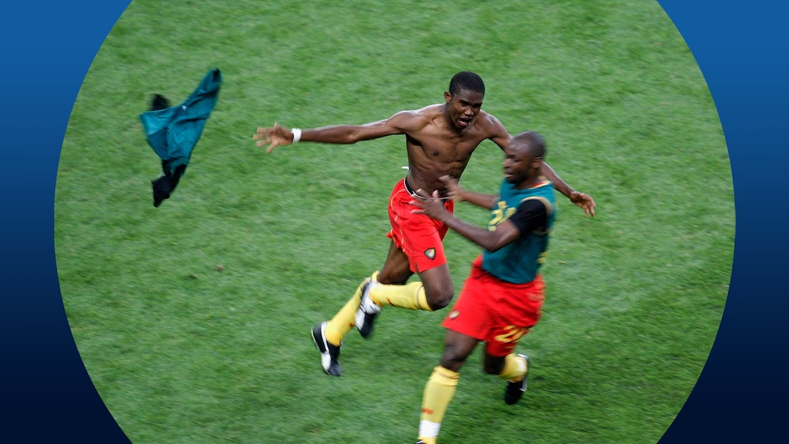 Samuel Eto'o celebrando un gol con compañeros en el Mundial 2002