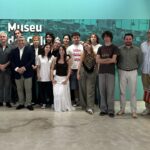 Grupo de estudiantes y docentes en la inauguración de la exposición en el Museu del Calçat.