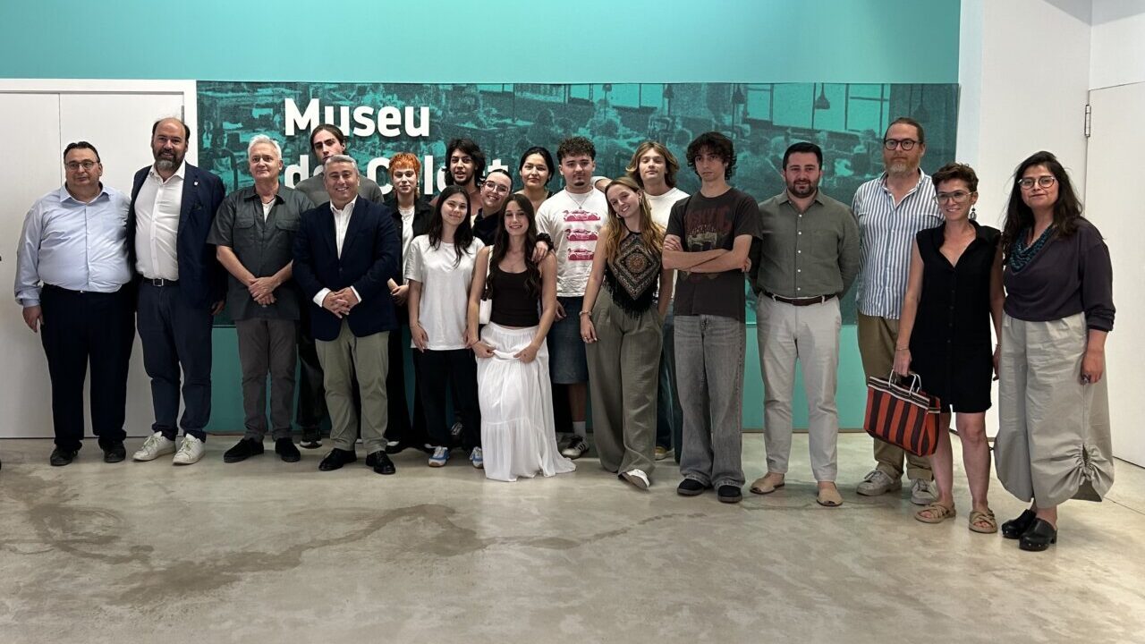 Grupo de estudiantes y docentes en la inauguraci&oacute;n de la exposici&oacute;n en el Museu del Cal&ccedil;at.
