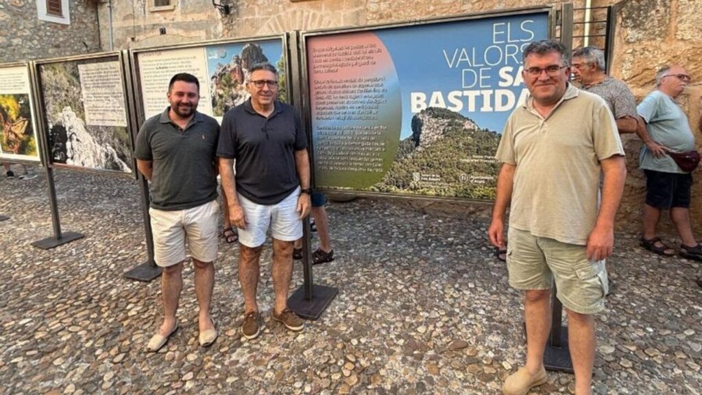 Inauguraci&oacute;n de la exposici&oacute;n sobre sa Bastida en Alar&oacute; con paneles informativos.