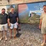 Inauguraci&oacute;n de la exposici&oacute;n sobre sa Bastida en Alar&oacute; con paneles informativos.