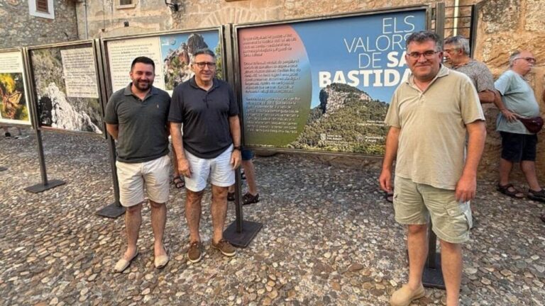 Inauguraci&oacute;n de la exposici&oacute;n sobre sa Bastida en Alar&oacute; con paneles informativos.