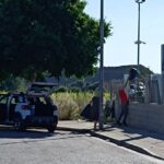 Personas arrojando residuos en un punto limpio en Felanitx