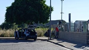 Personas arrojando residuos en un punto limpio en Felanitx