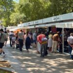 Visitantes explorando los stands de la Feria del Libro en Palma.
