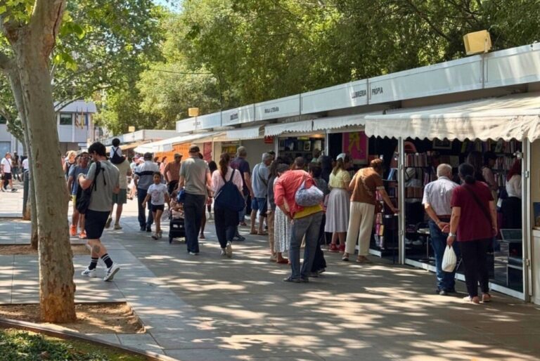 Visitantes explorando los stands de la Feria del Libro en Palma.