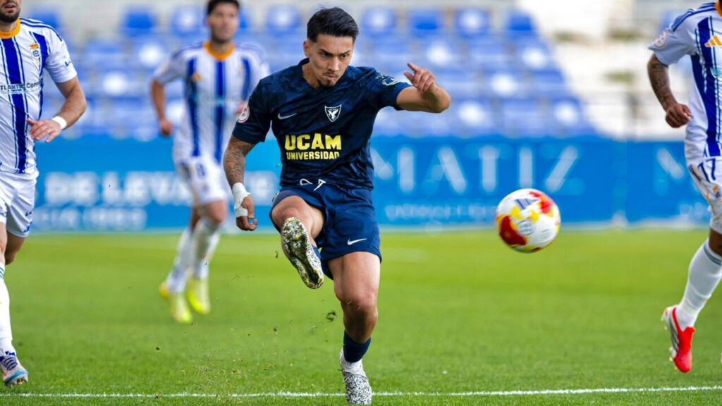 Pablo Hern&aacute;ndez jugando un partido con el UCAM Murcia
