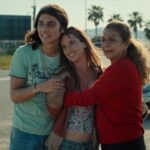 Escena de la película Mallorca Confidencial con tres personajes sonriendo