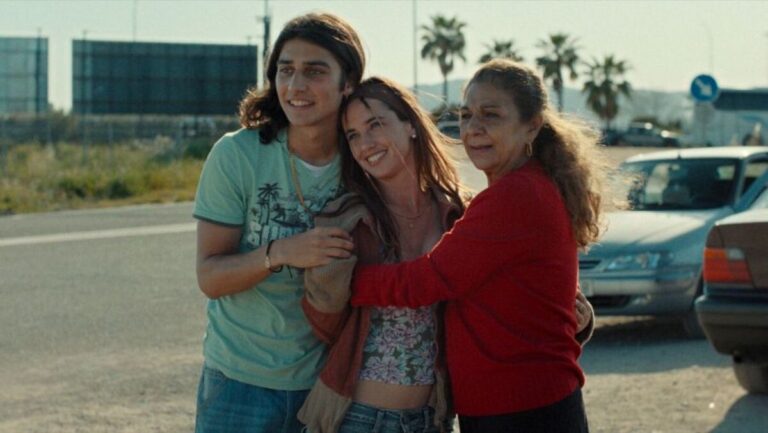 Escena de la película Mallorca Confidencial con tres personajes sonriendo