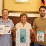 Tres personas sosteniendo carteles de las fiestas de la Mare de D&eacute;u del Carme