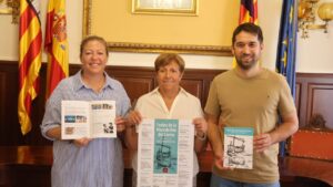 Tres personas sosteniendo carteles de las fiestas de la Mare de D&eacute;u del Carme